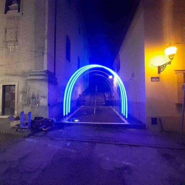 е