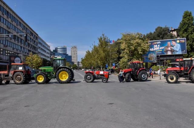 Радивој Хаџић/Фотографија пре потписивања споразума са пољопривредницима