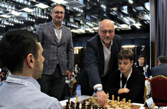 ПА/Председник Европске шаховске уније Зубар Азмаипарашвили повлачи први потез