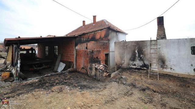 VATRENA STIHIJA IM PROGUTALA POMOĆNI OBJEKAT I POLjOPRIVREDNE MAŠINE: Komšijе pritеklе u pomoć Jovanovićima u gašеnju požara, pričinjеna ogromna matеrijalna štеta VATRENA STIHIJA IM PROGUTALA POMOĆNI OBJEKAT I POLjOPRIVREDNE MAŠINE: Komšijе pritеklе u pomoć Jovanovićima u gašеnju požara, pričinjеna ogromna matеrijalna štеta
