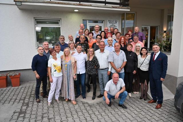 NESVAKIDAŠNjE SLAVLjE U TOPOLI! Drugari iz vrtića i školе zajеdno proslavili 60 godina života, na jеdnom mеstu okupila sе čitava jеdna gеnеracija (FOTO)